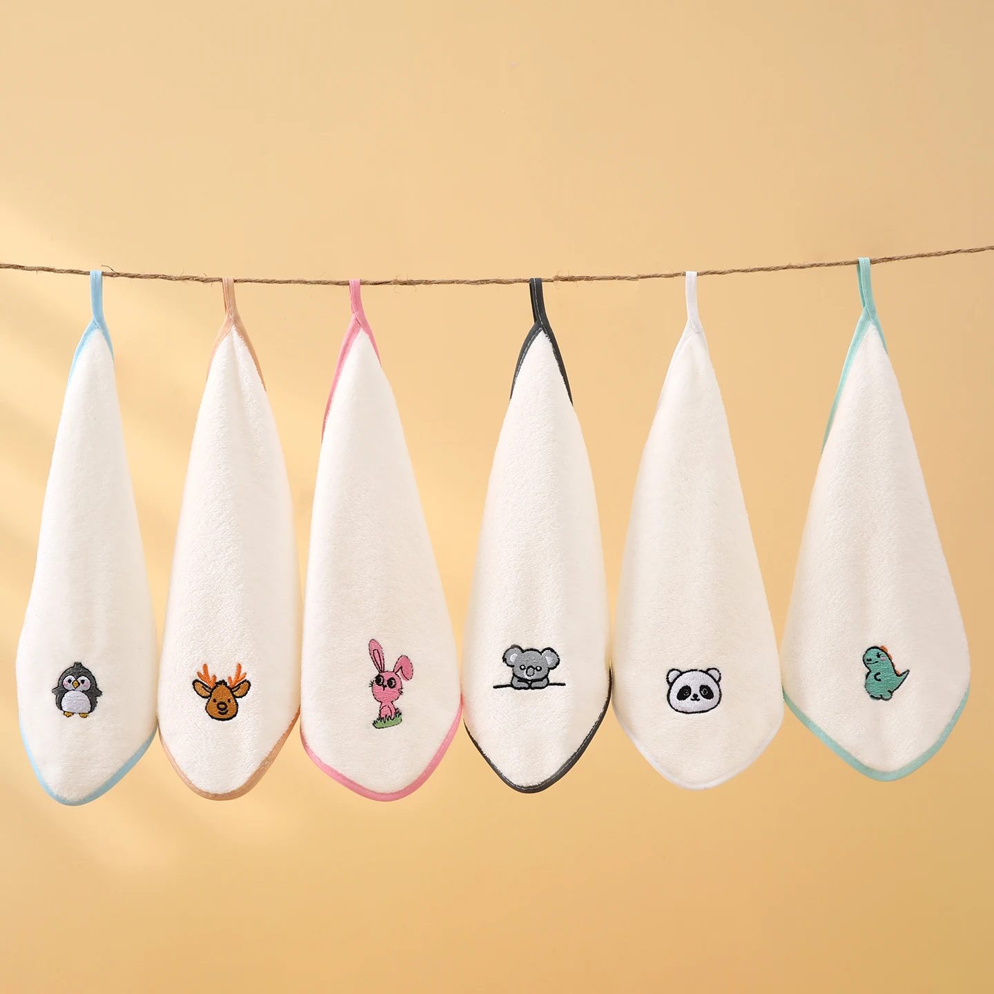 Lot de 6 serviettes de toilette suspendues pour enfants, présentées en vrac avec leurs couleurs assorties.