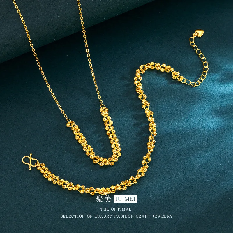 أضيفي رونقاً متماثلاً لعنقكِ ويدكِ معاً في آن واحد