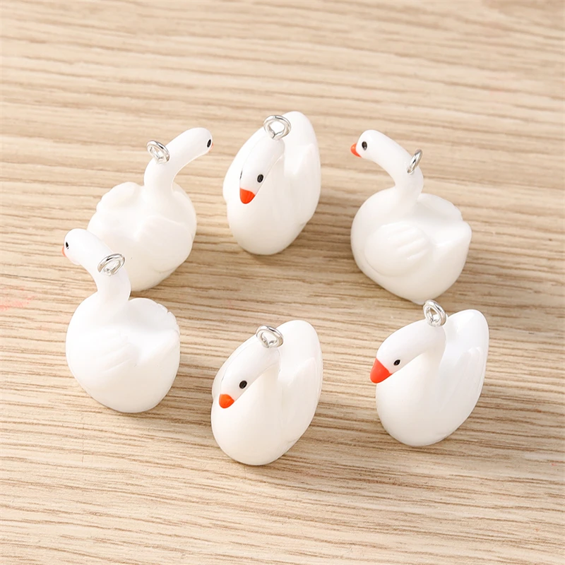 10 Stück 20 x 26 mm Cartoon-Harz Tier Gans Schwan Charms Anhänger für Schmuckherstellung Ohrringe Halsketten Armbänder DIY Zubehör