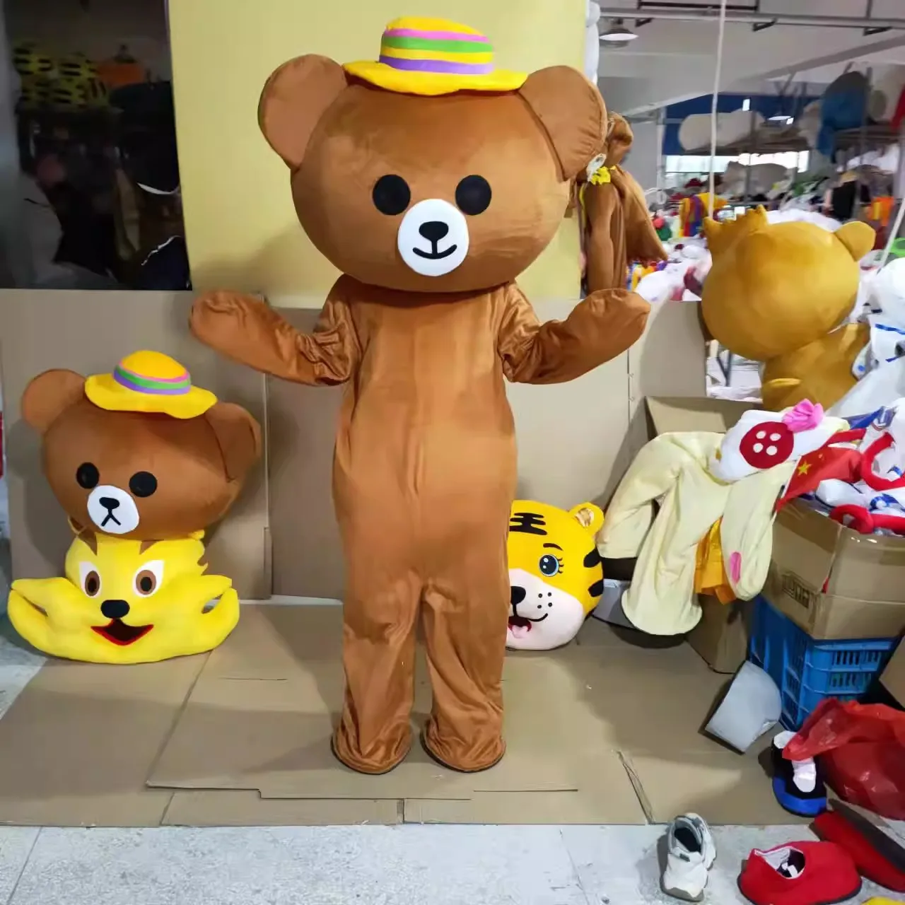 Deguisement Mascotte Étiquette D'ours En Peluche Avec Ballons Et Nuages |  Vecteur Gratuite Mascotte Deguisement Adulte, image size:1280x1280