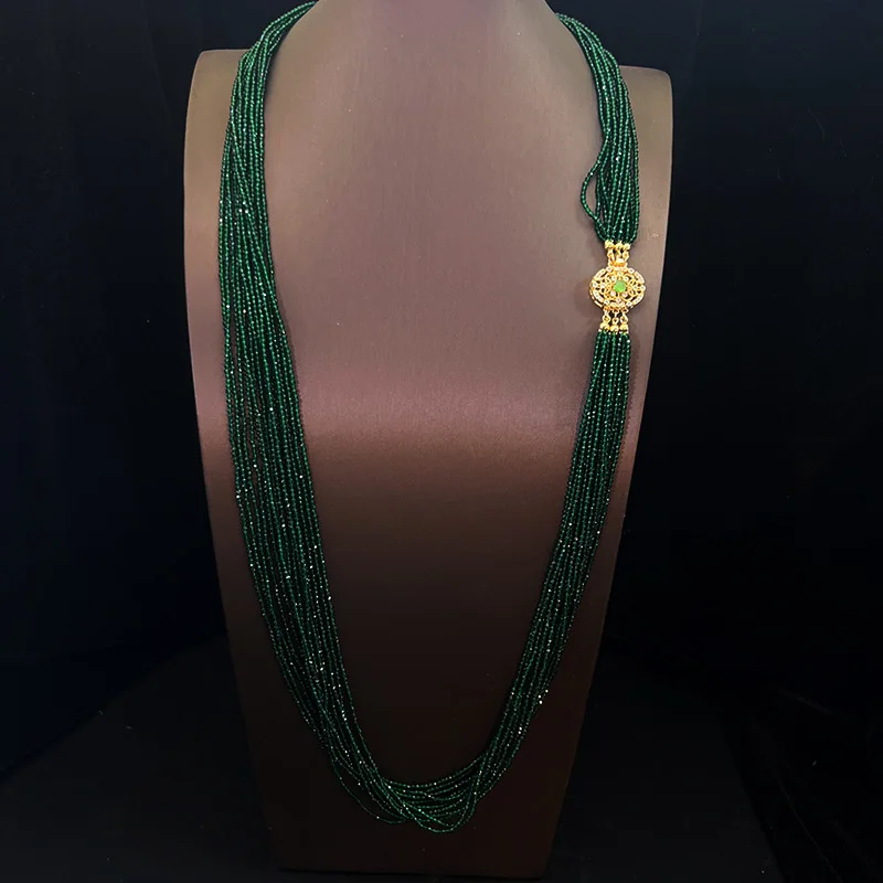 المزيد من الصفوف من الخرز الزجاجي الأخضر والرمادي...