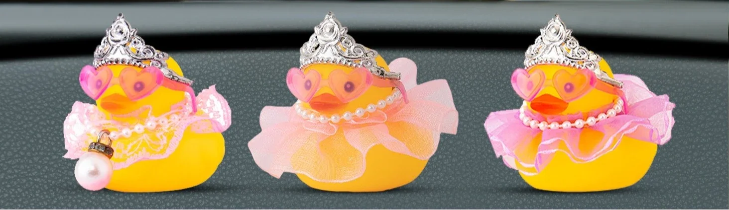 Auto-Gummi-Ente-Dekoration, niedliches Autozubehör, Auto-Enten für Armaturenbrett mit Kleid, Sonnenbrille, Halskette, Perlen-Anhänger-Kette – Detail 1