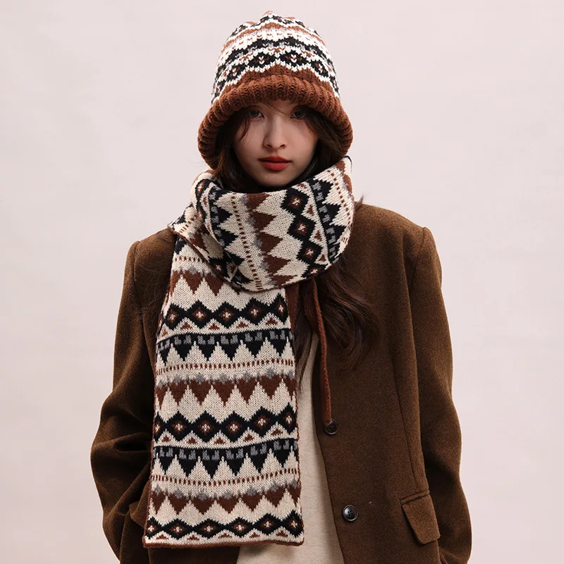 2025 Knitted Vintage Jacquard Hat Winter Knitted Hat for Women Warm and Cold Proof Face Enhancing Knitted Hat Skullies & Beanies