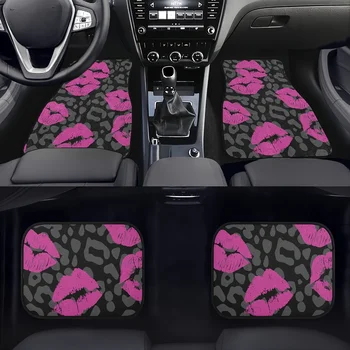 Un set di quattro tappetini per auto adatti a tutti i tipi di veicoli, con labbra rosa e disegni con stampa leopardata, accessori interni da donna.