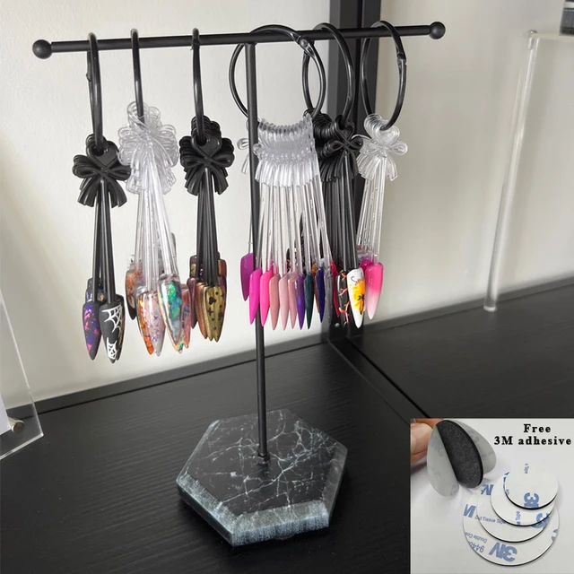 고급스럽고 다양한 쥬얼리를 우아하게 전시하는 나무 바닥 골드 T자형 쥬얼리 스탠드