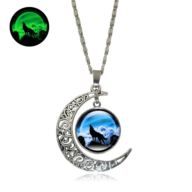 Glow In The Dark Pendant Howling Wolf 