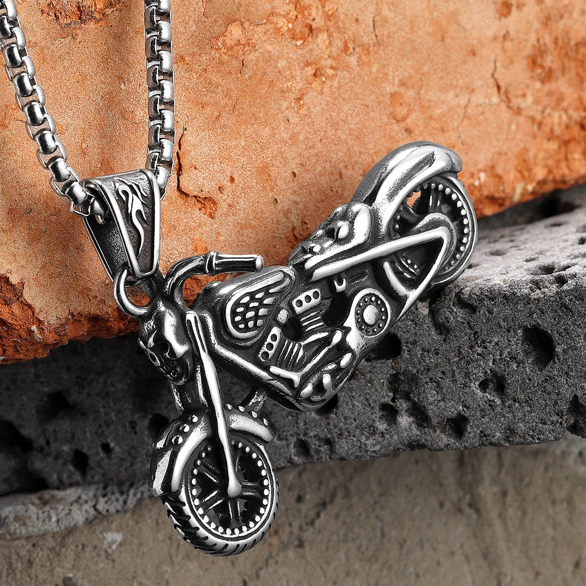 Bella Collana Uomo Collane con Ciondolo Croce Fiamma Cross Fire Punk Vintage Necklace Choker Jewelry Uomini Gioielli con Confezione Regalo Bella Collana Uomo Collane con Ciondolo Croce Fiamma Cross Fire Punk Vintage Necklace Choker Jewelry Uomini Gioielli con Confezione Regalo