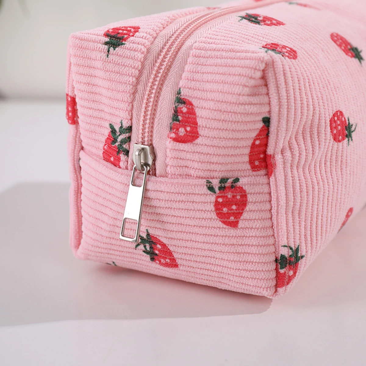 Astuccio con Stampa Fragole Carine, Borsa Portaoggetti Squisita per Esterni, Grande Capacità, Portatile, Forniture Scolastiche, Regalo per il Ritorno a Scuola - immagine 6