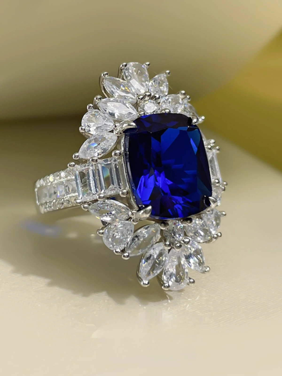 

Blue Treasure Ring, Female European and American niche, Colorless Red Treasure, Emerald, Simulated Gemstone, Wedding Jewelry