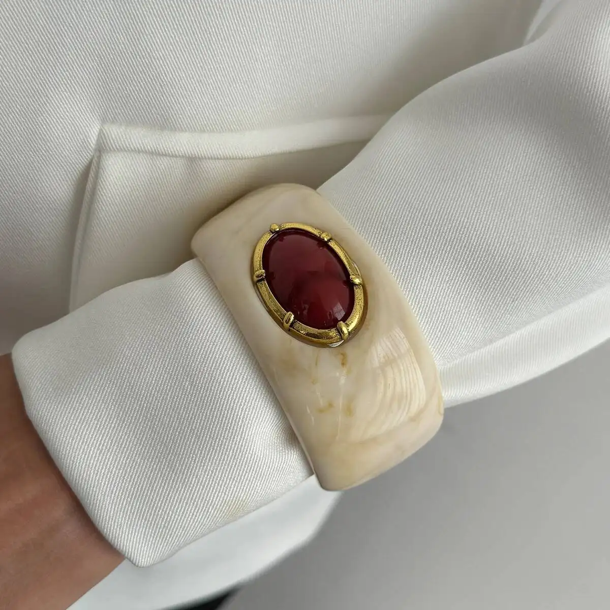 Salircon Vintage Übertriebenes Armband mit Einlage aus Rotem Stein, Harz und Acryl, Punk-Geometrischer Chunky Wide Cuff Armreif für Damen – Detail 6