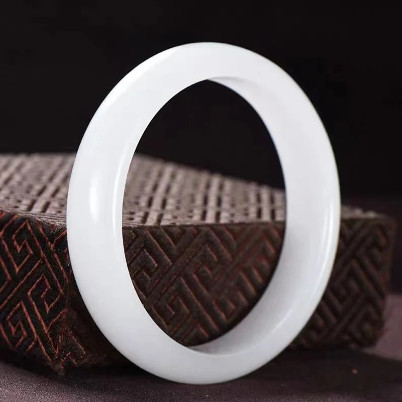 Натуральный белый нефритовый браслет