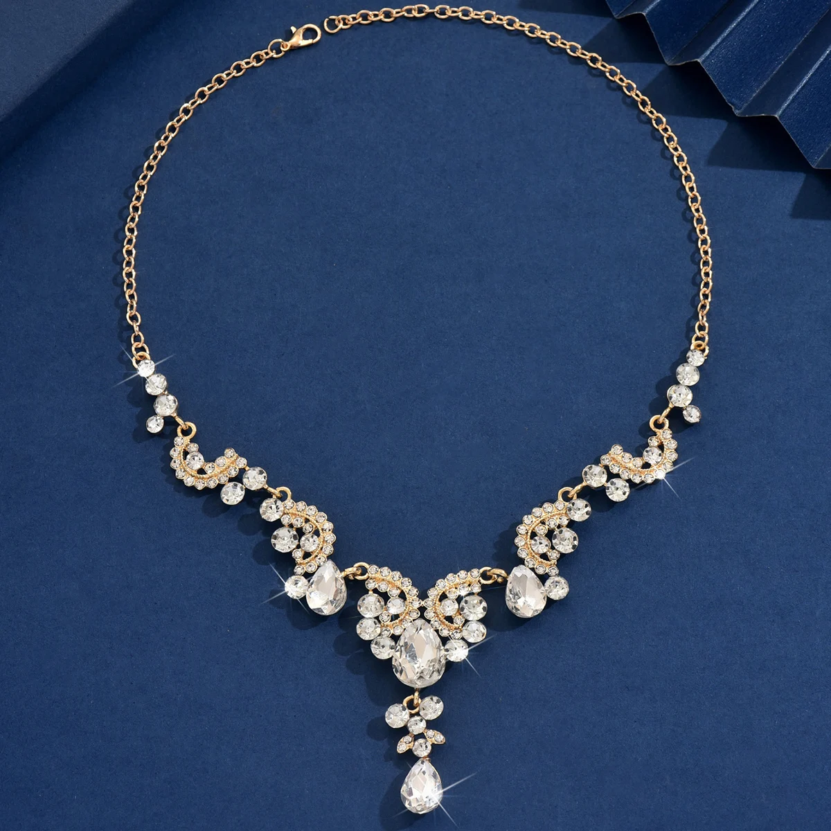 عقد سهرة مرصع بتعليقات ناعمة