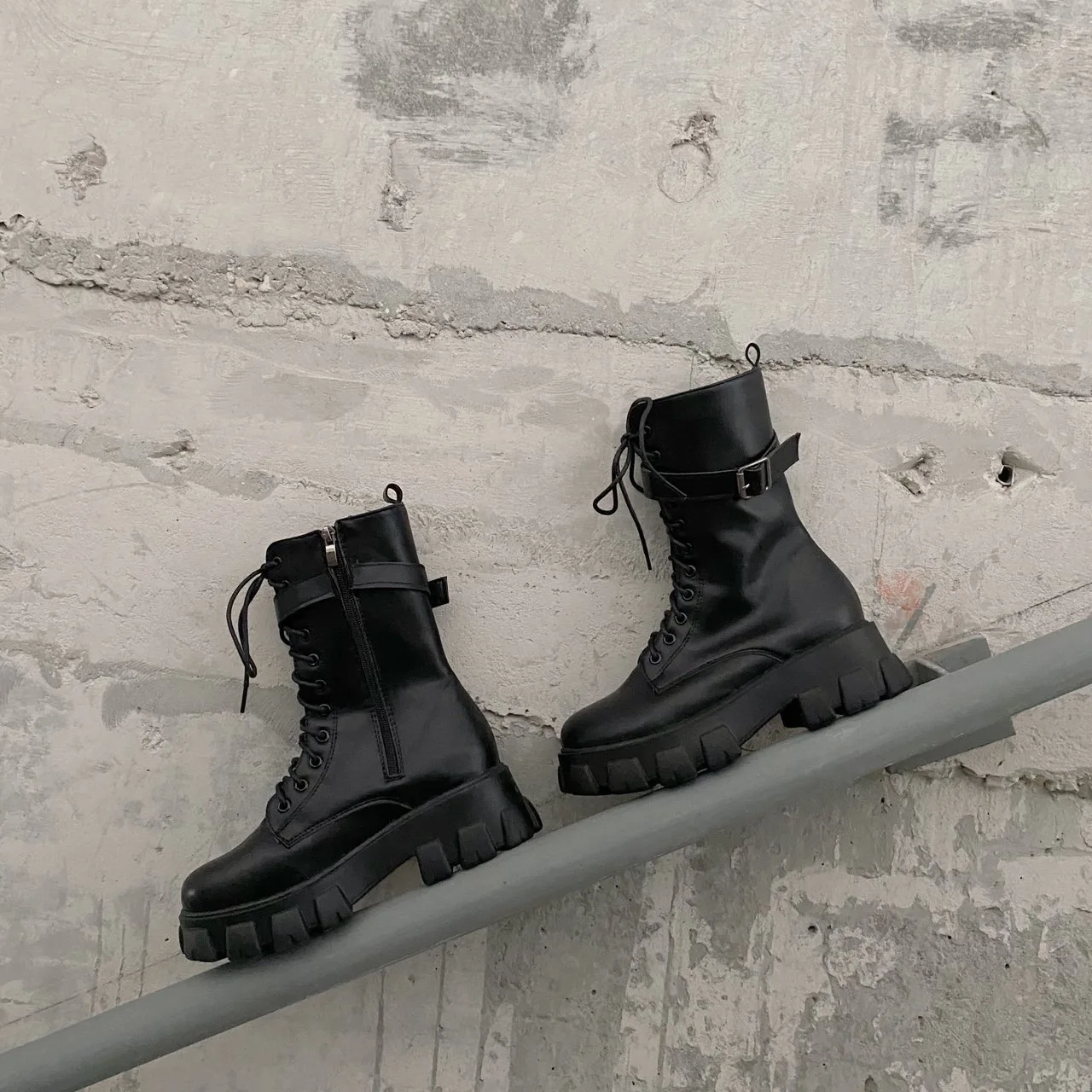 Autumn and Winter New Women's Fashion Motorcycle Mid Sleeve Boots  Thick Sole and Elevated Inner British Martin Boots