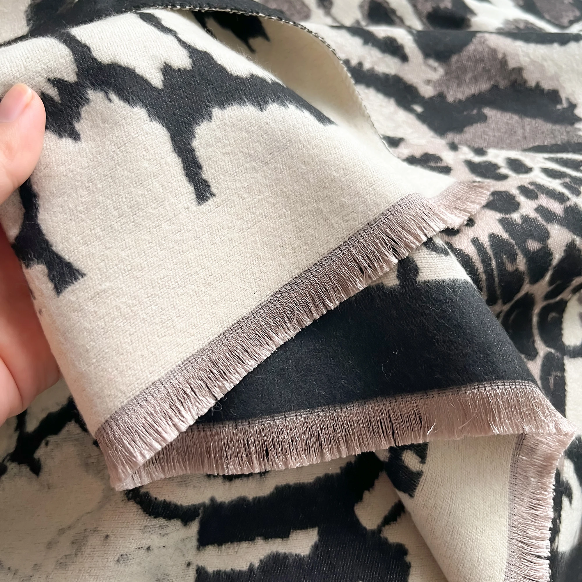 New Luxury Brand Two-Sided Leopard Scarf pashmina Cashmere Soft Warm Fringe Pashmina Shawl Winter Coldproof Windproof Blanket