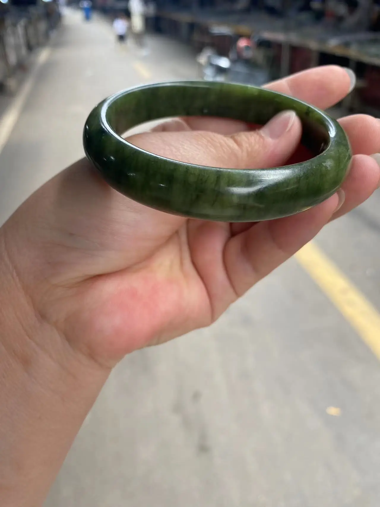 Jonc Vintage Sculpté En Verre Vert – Bijou Ancien