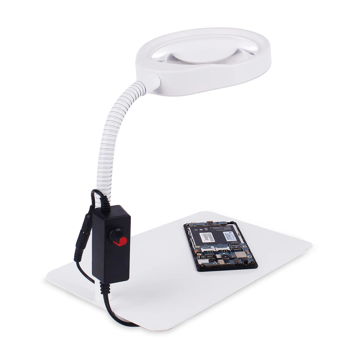Utilisateur ajustant le grossissement de la loupe binoculaire électronique pour un travail de précision sur un modèle réduit.