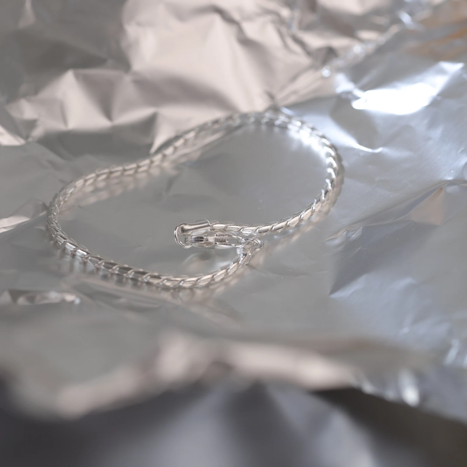 

Новинка лета 2023, оригинальный дизайн, утолщенный браслет со змеиной костью, реальная фотография, Серебряный Простой базовый браслет.