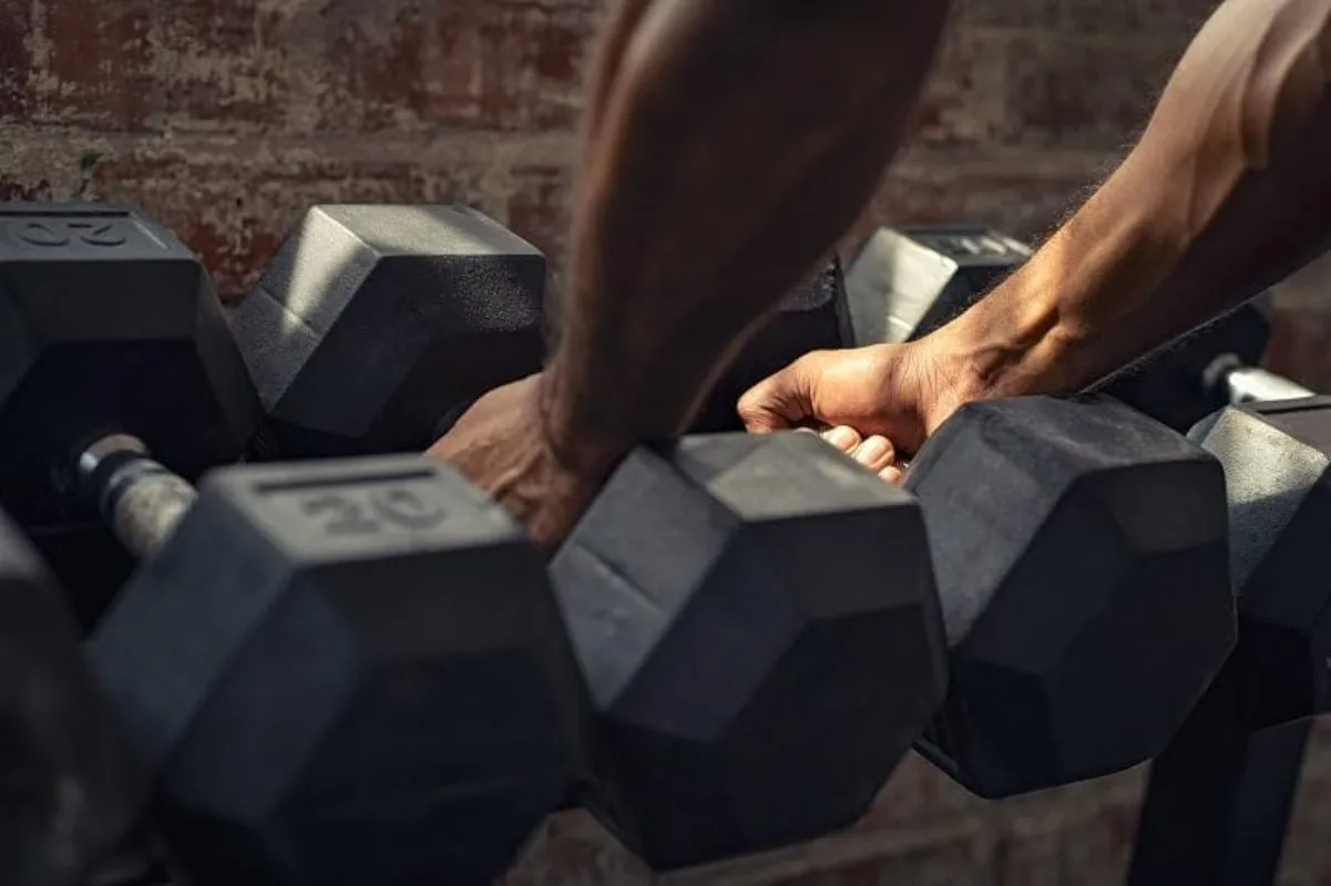 Rubber Encased Hex Dumbbell Multiple Sizes Hexagon shape rubber encased heads help prevent rolling and provide easier storage