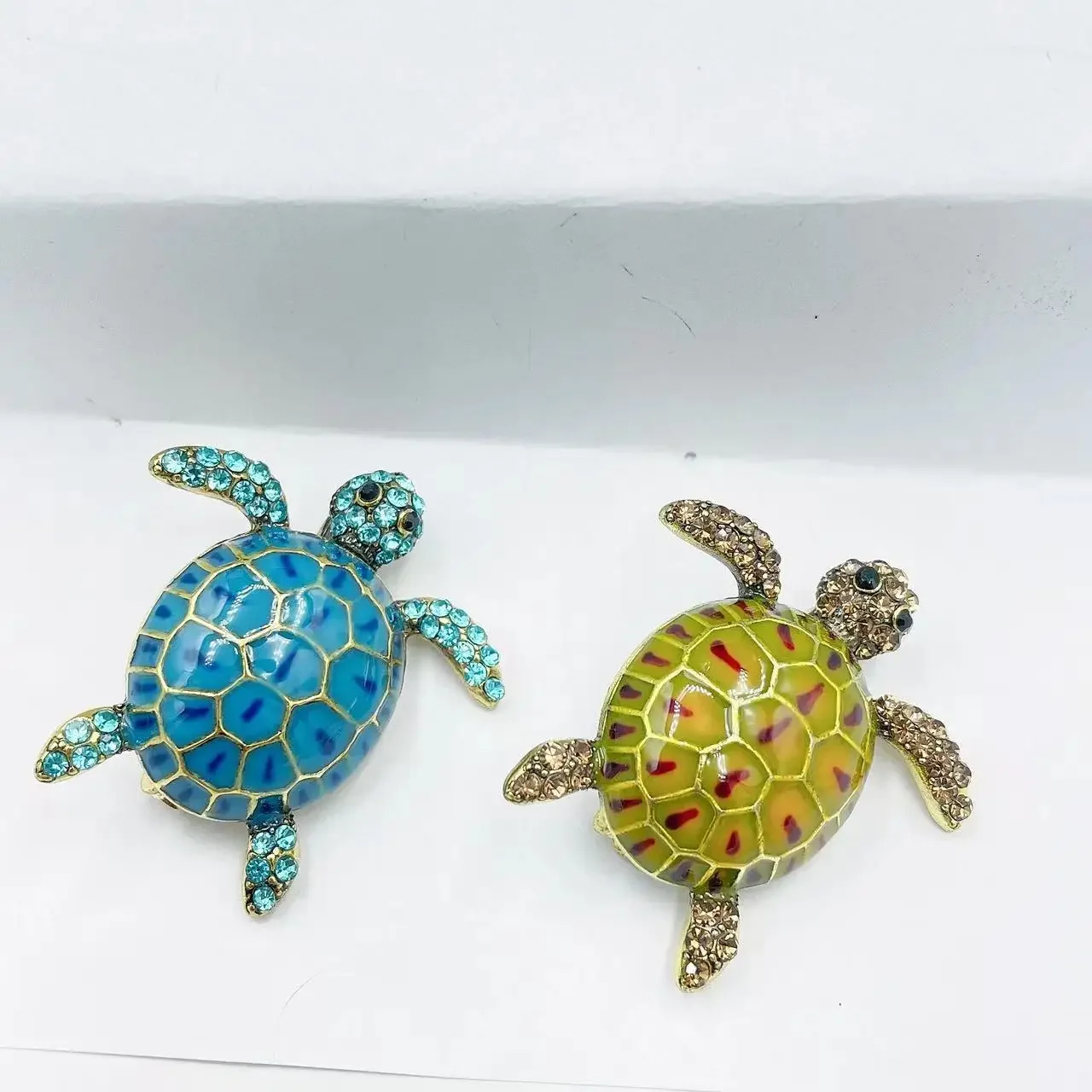 New Metal Enamel Blue Turtle Brooch Luxury Inlaid Rhinestone Emblem Fashion Men's and Women's Lapel Pins Vintage Jewelry Gift