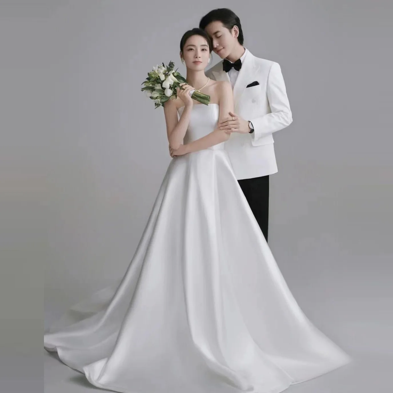 

Korean Wedding Photography 2023 New Bride Simple Atmosphere Wipe Chest Out Gauze Satin Welcome Dress Light Train