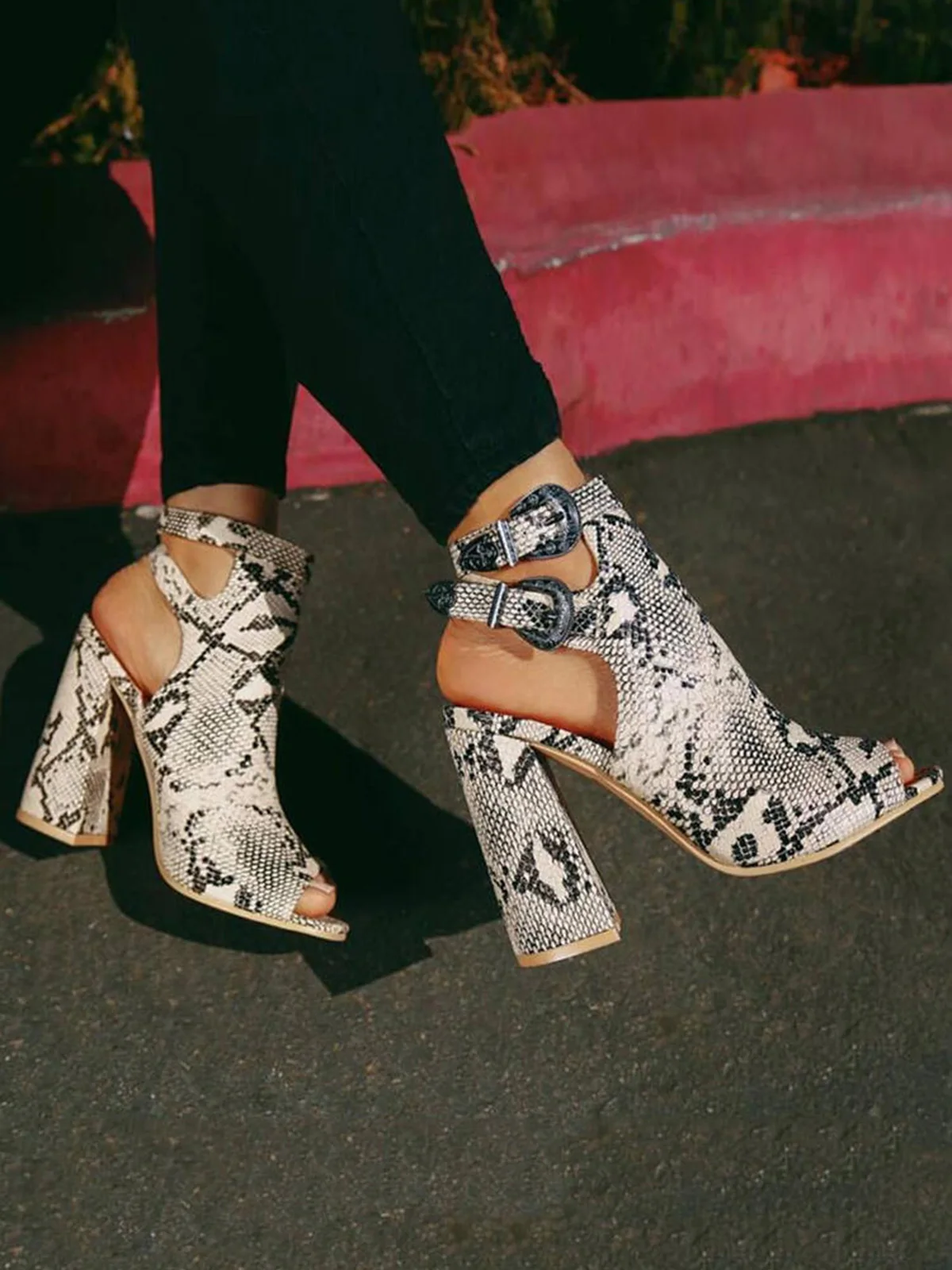 

Snake Skin Printed Hollow Out Heeled Sandals Hot Sale Super High Heel Sandals Woman Rome Sandals Summer Sexy Wedding Party Shoes