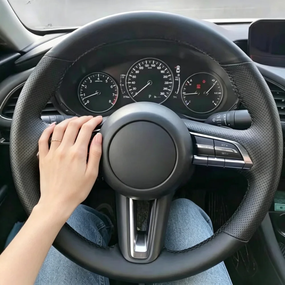 Handgenähter, verschleißfester, perforierter, rutschfester Lenkradbezug aus Mikrofaserleder für Mazda 3 CX-30 CX30 2020-2023.