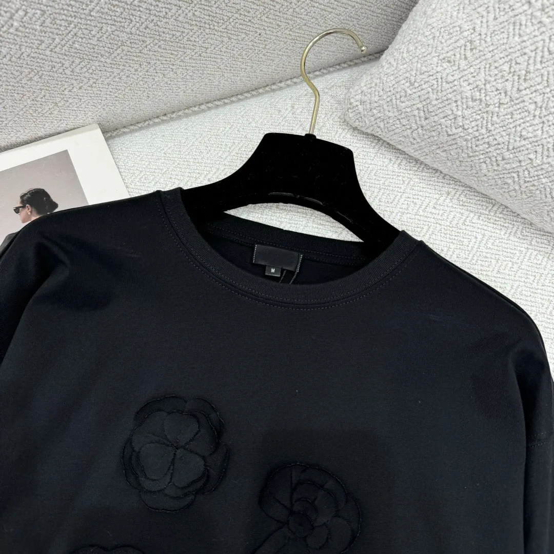 Рисунок 3 - Женская Классическая футболка ручной работы с цветами