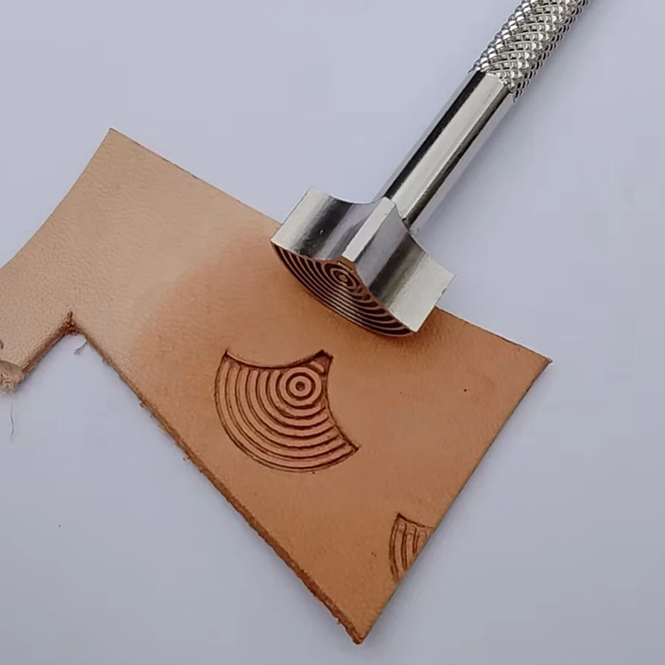 DIY 가죽 공예 금속 가공 도구: 정밀 조각 및 엠보싱 도구, 부채꼴 모양의 장식 패턴.