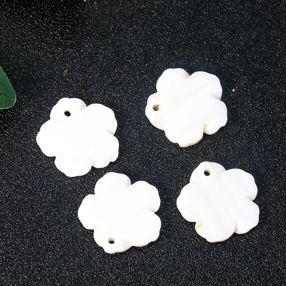 Muy Bien 2pcs 20mm Natural Freshwater Shell Carved Petal Shaped Pendant DIY Earrings Necklace Jewelry Making Accessories