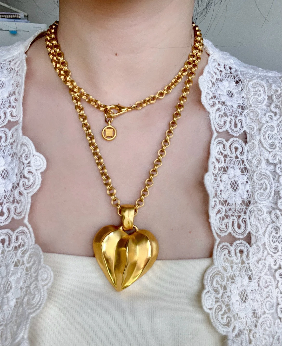 

Retro, sexy, elegant, French style accessories with niche design, texture, heart lifting collarbone chain