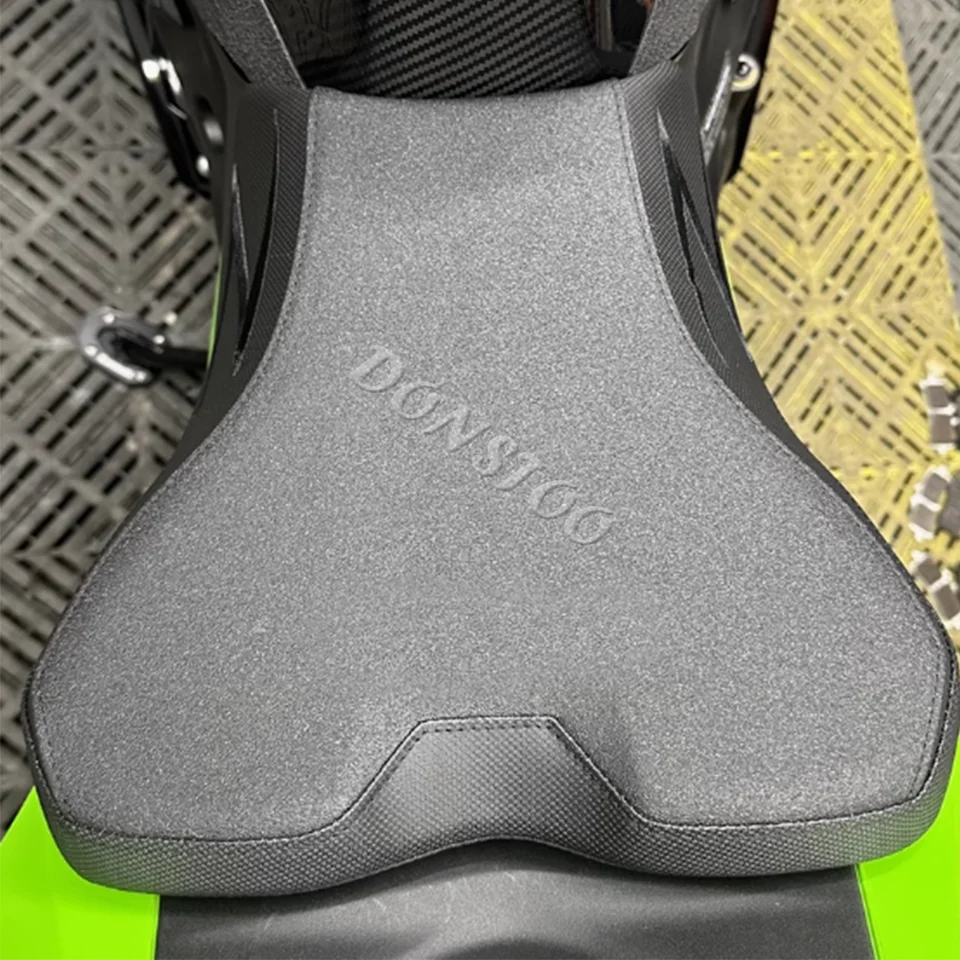 オートバイのフロントおよびリアシートクッション,背もたれ付き