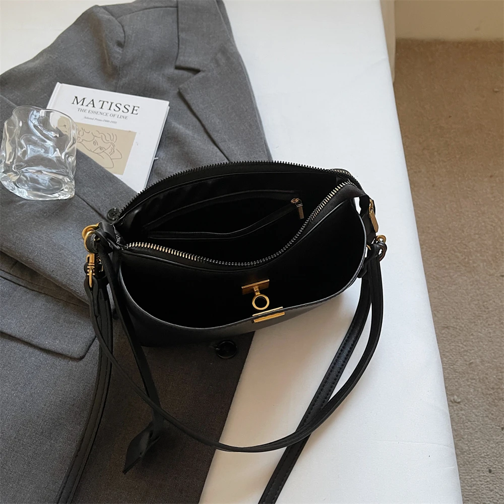 Luxury Women's Shoulder Bag With Dual Straps And Locker Closure_voghion.com
