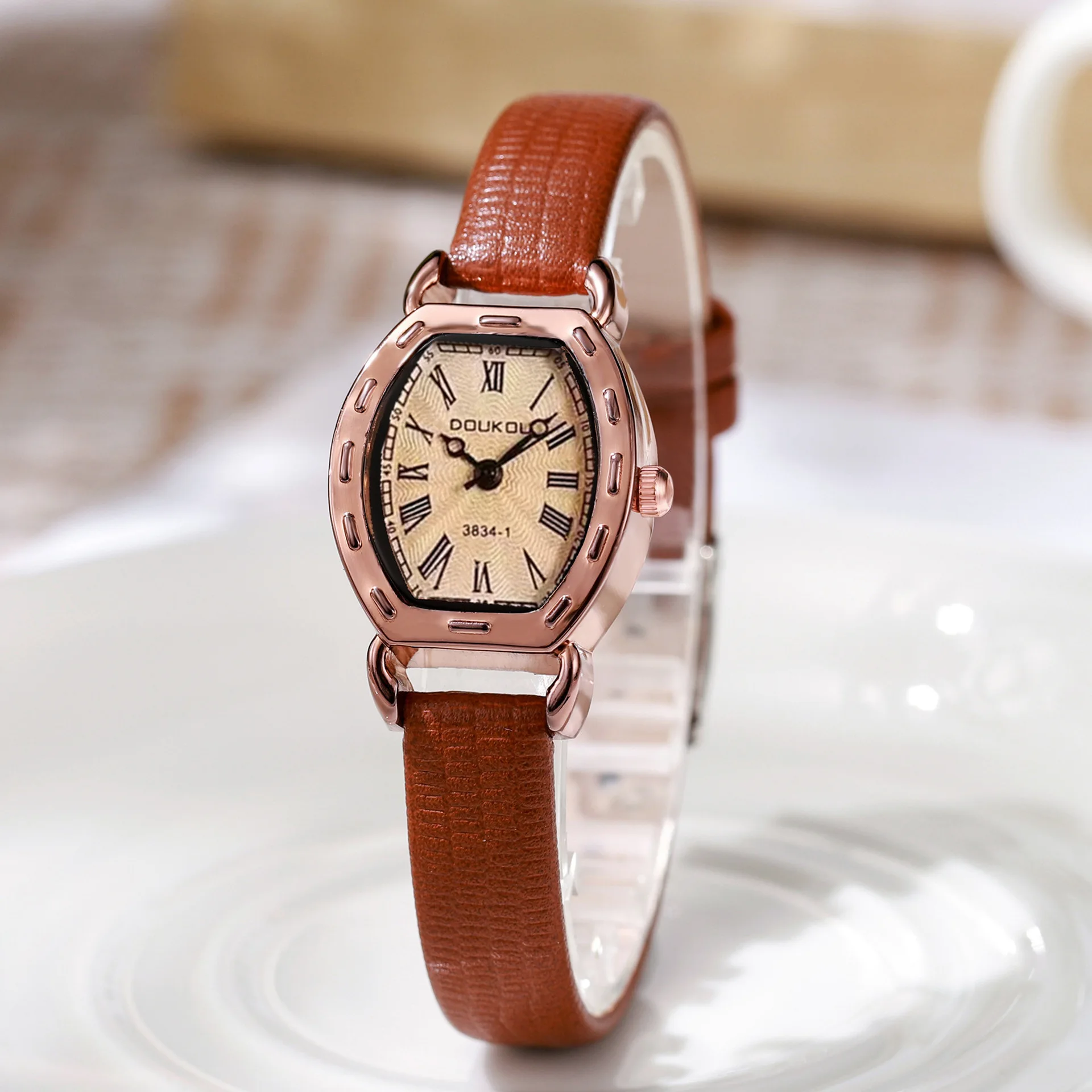 Women's Watch Fashion Retro Leather Strap Women's Quartz Watch Small Square Dial Women's Clock