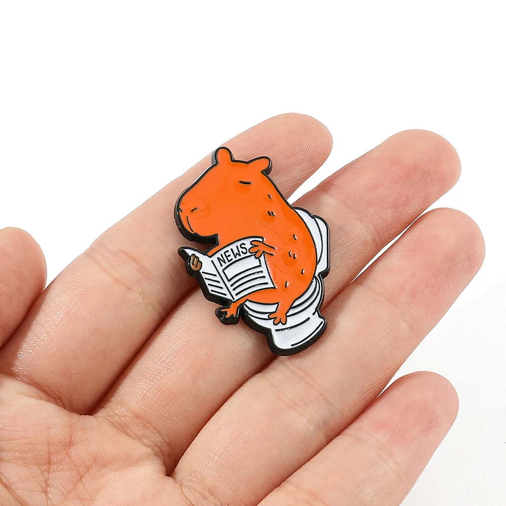 Capivara engraçada Esmalte Lapel Pins Capivara bonito lendo jornal em  Toiletting Broches Animal dos desenhos animados Metal Badge para mochila -  AliExpress