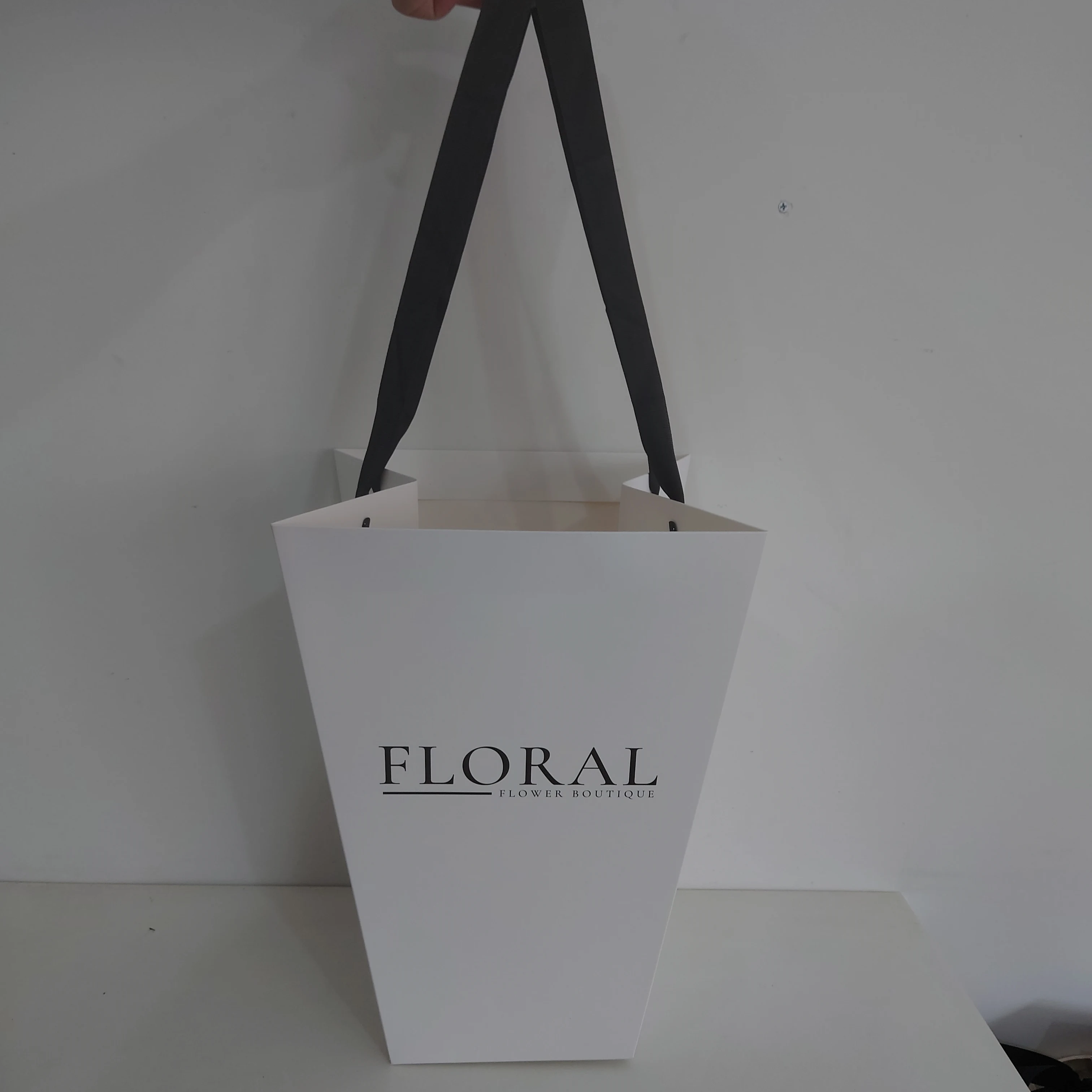 500pcs 이벤트 및 결혼식을위한 손잡이가있는 사용자 정의 크기 사다리꼴 모양의 꽃 꽃다발 럭셔리 종이 봉투