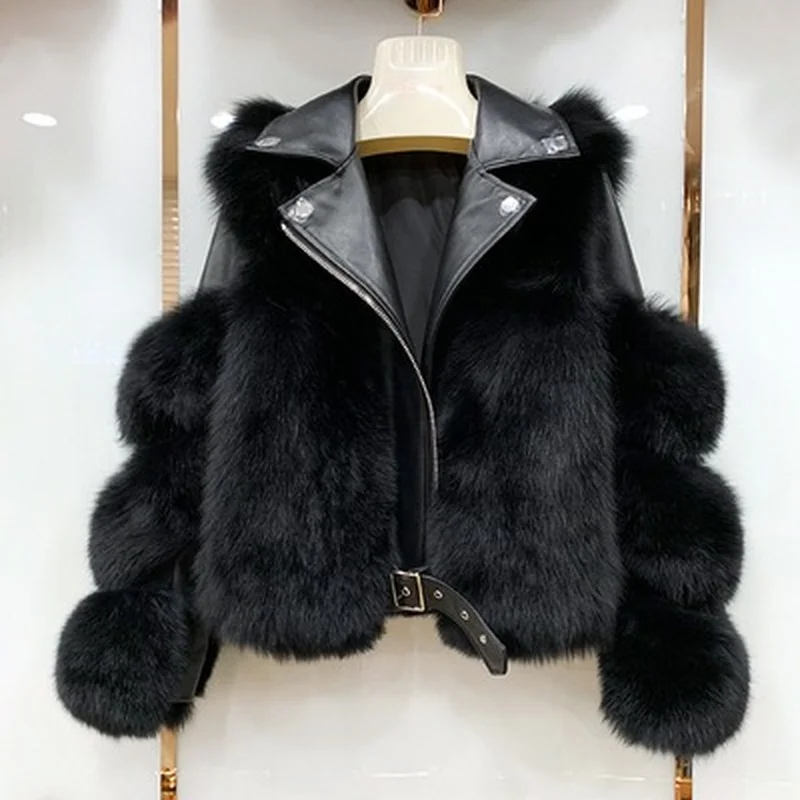 Модное теплое короткое пальто из