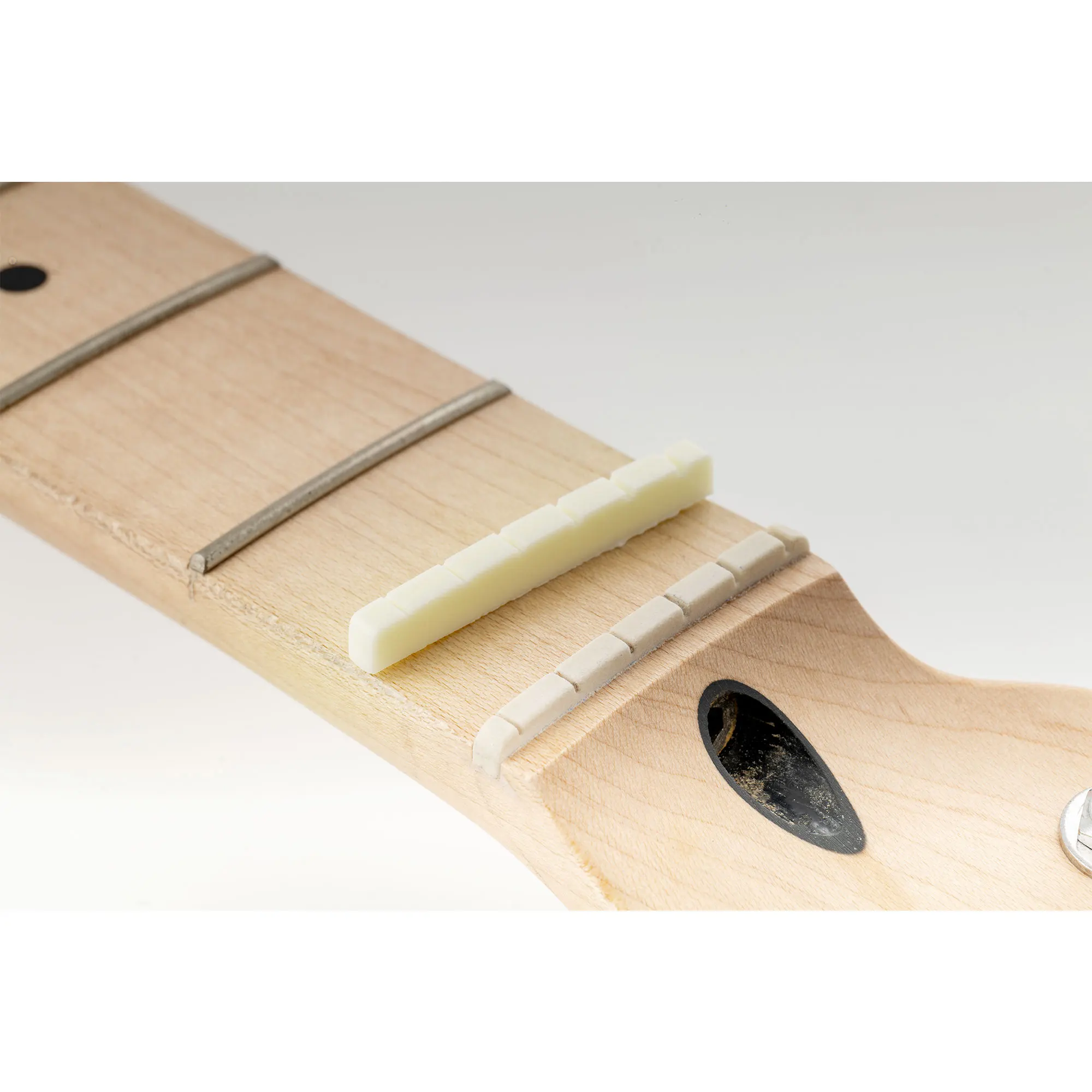 Musiclily Pro Urea-Harz Kunststoff Geschlitzte 42mm ST-Style Tele E-Gitarren-Saitenhalter mit Flachem Boden für 6-Saitige ST Tele (2er-Set) – Detail 11
