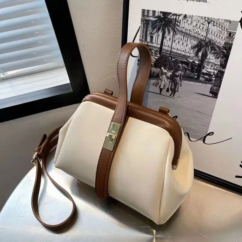 

Кожаные сумки для женщин, новинка 2023, трендовые сумки через плечо высокого качества, модный клатч для макияжа, роскошные дизайнерские сумки с верхней ручкой