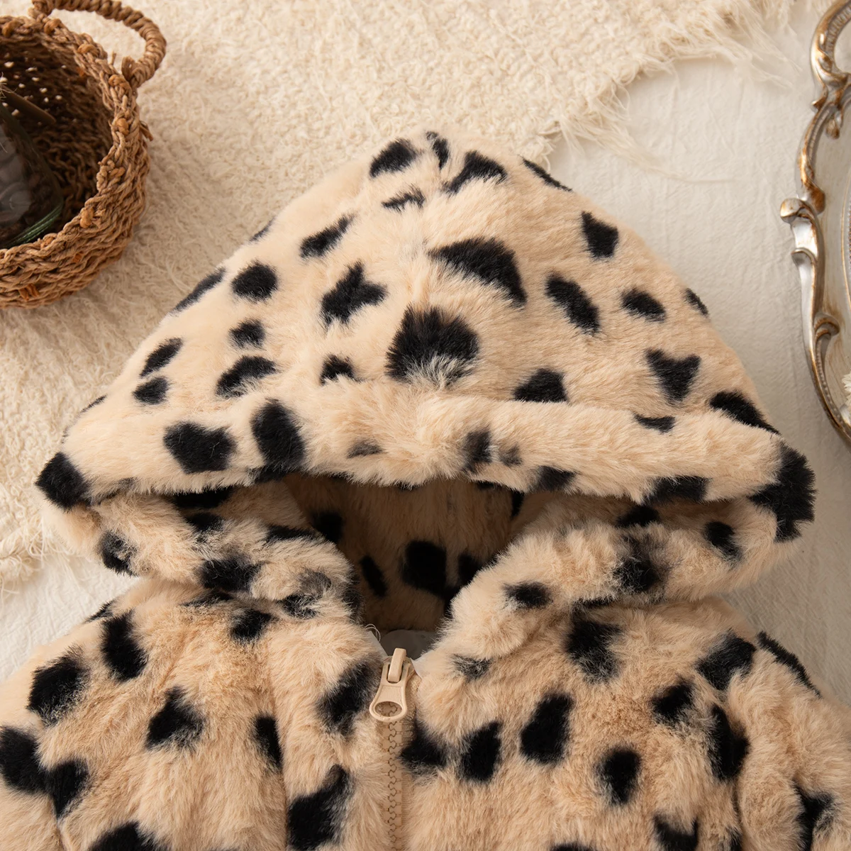 ملابس أطفال بناتي شتوية مطبوعة بالكامل نمط بقعة دافئة من جلد الغزال الضأن ملابس خارجية للفتيات الصغيرات معطف بناتي غير رسمي لطيف بقلنسوة