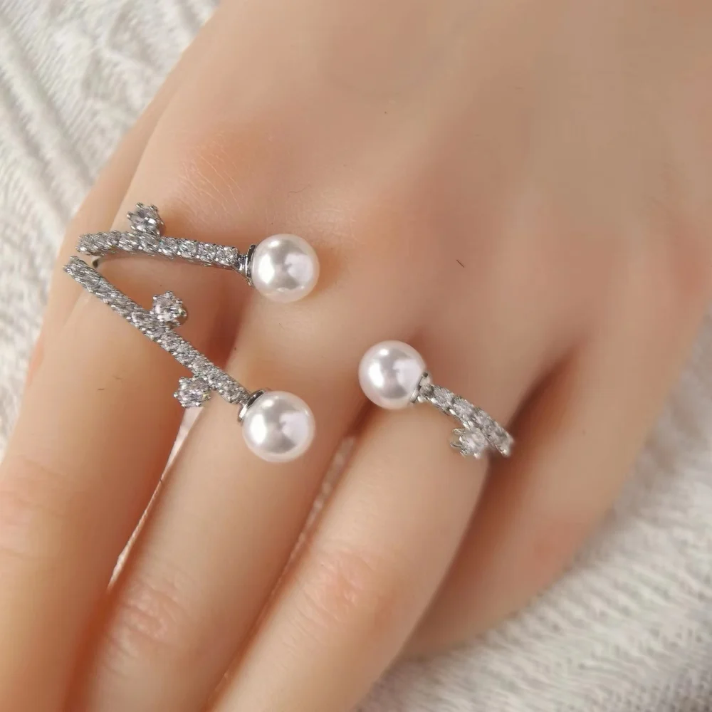 

Wedding Party Three Finger Rings for Women Platinum-plated AAA Zircon Shell Pearl Personalized Hand Palm Handlets Bridal Jewelry