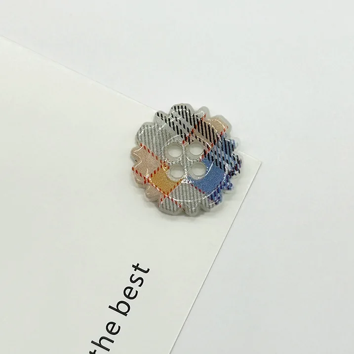 30er-Pack gemischte Knöpfe mit Karo- und Herzmuster – Verspielte 4-Loch-Designs mit Zahnrad- und Apfelmotiven für DIY-Kleidung, Schuhe und Haaraccessoires – Detail 10