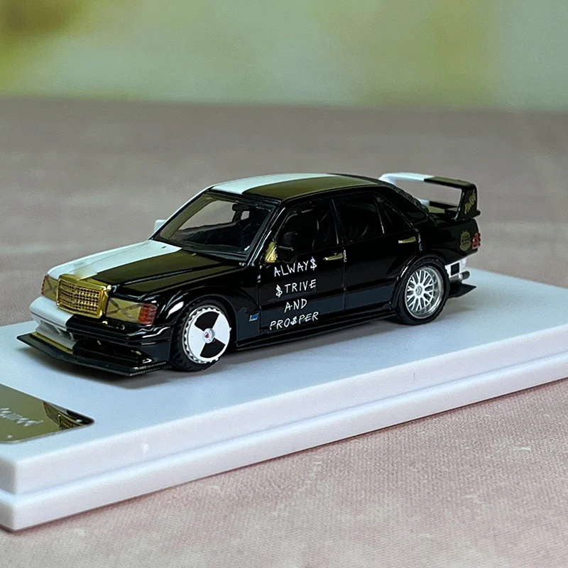 

DCM 1:64 190E черный/белый сплав модель автомобиля