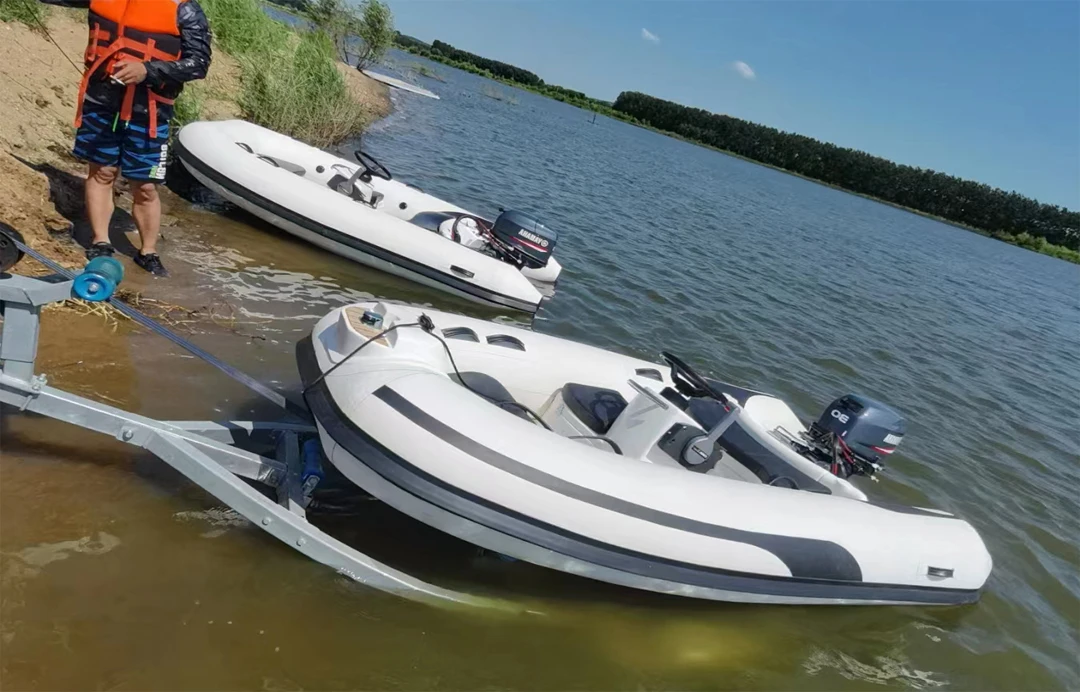 Bateau pneumatique JIAHE-300 300cm 5 places moteur 15CV