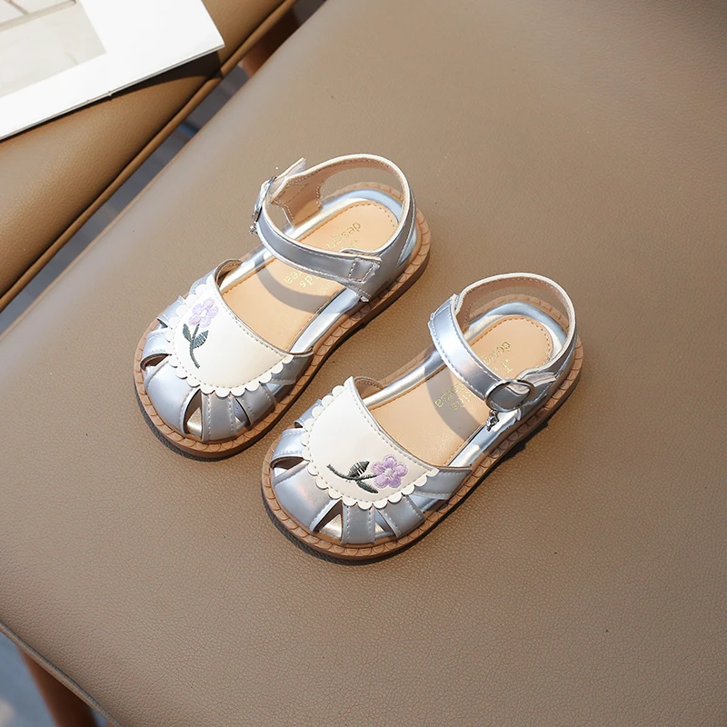 

Girls' Princess Sandals 2024 Summer New Chinese Style Embroidered Baotou Soft Sole Silver Leather Beach Shoes 2107