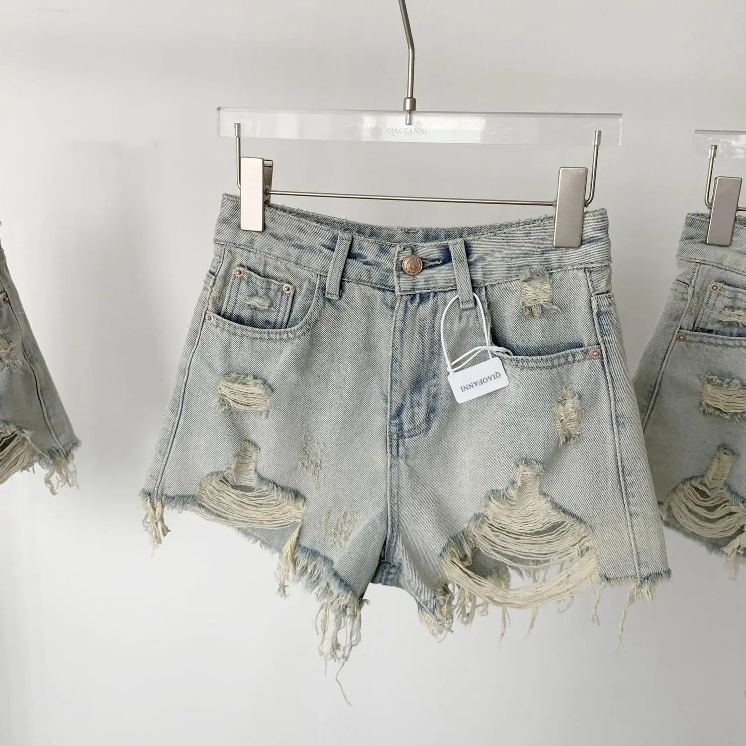 Рисунок 3 - Пряные джинсовые шорты для девушек с потертостями