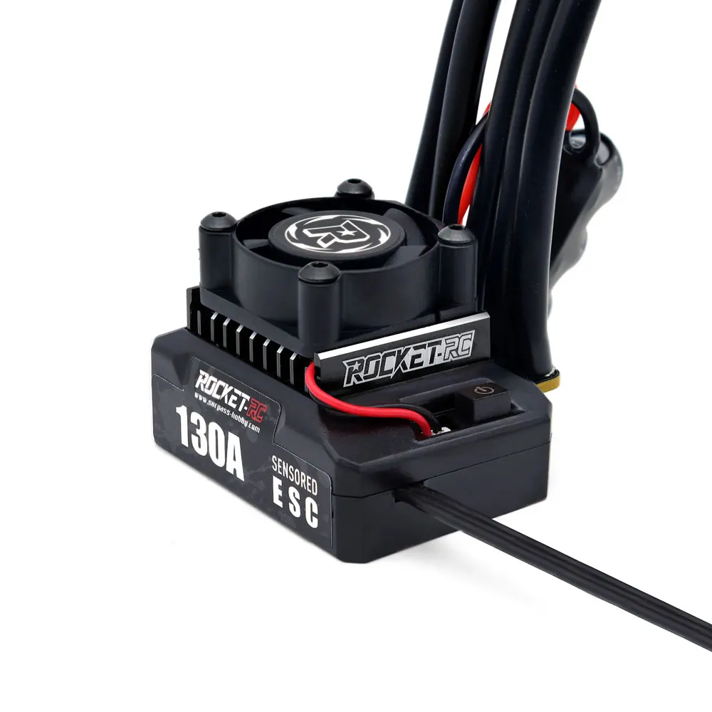 L'ESC 130A sans balais avec carte de programmation pour voiture RC 1/10 - ROCKET-RC installé dans un châssis de voiture RC.