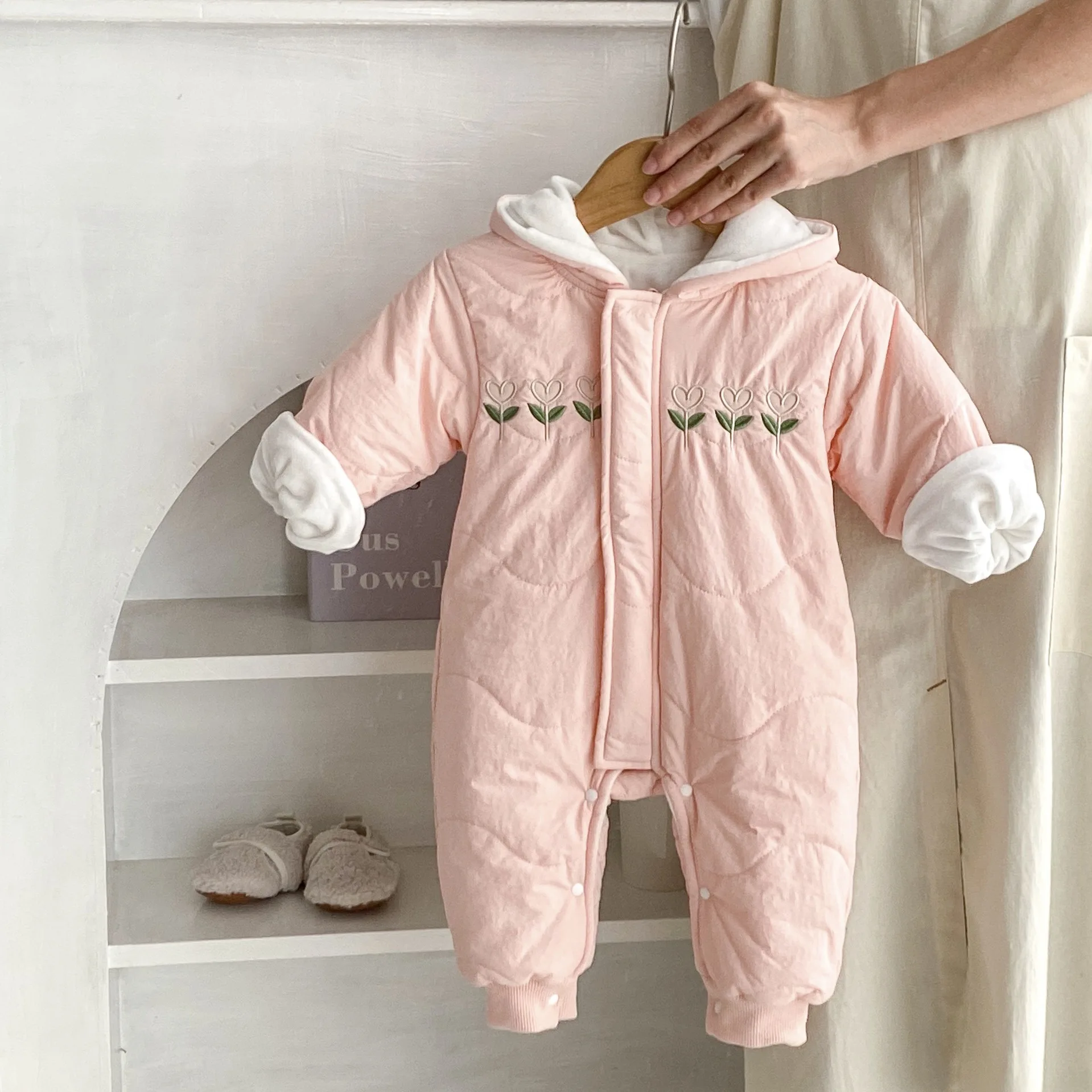 

2023 Winter Baby Girls Jumpsuit Warm Flower Embroidered Hooded Pressed Cotton Infant Girls Long Bodysuit Newborn Girls Outerwear