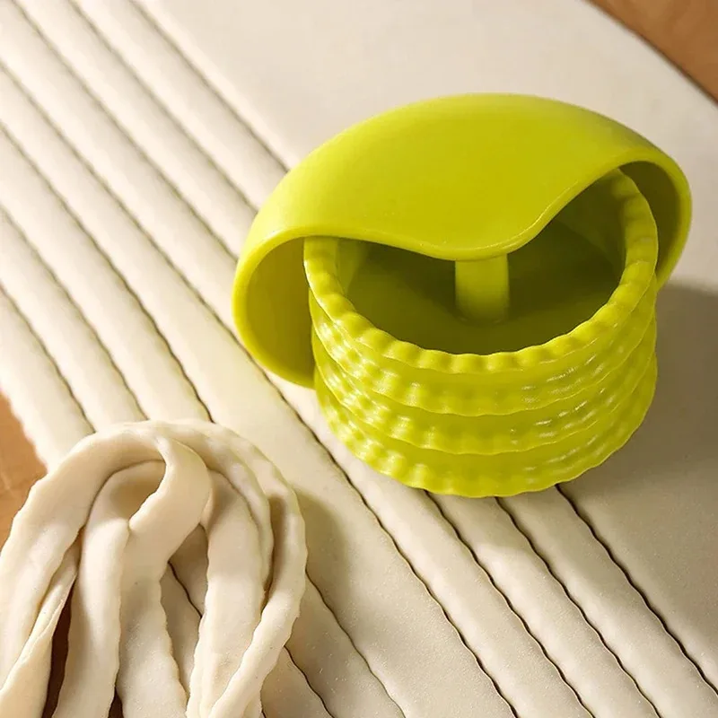 1Pcs Scroll Wheel Baking Pastry Tool For Little Squares Mini Pizzas Raviolis Breadsticks Tagliatelle Biscuit Mold Cutter