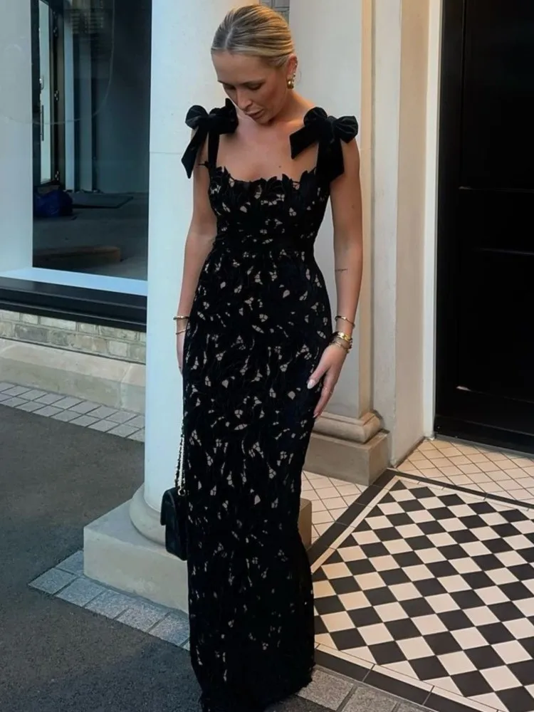 فستان أسود طويل بتفاصيل ورود