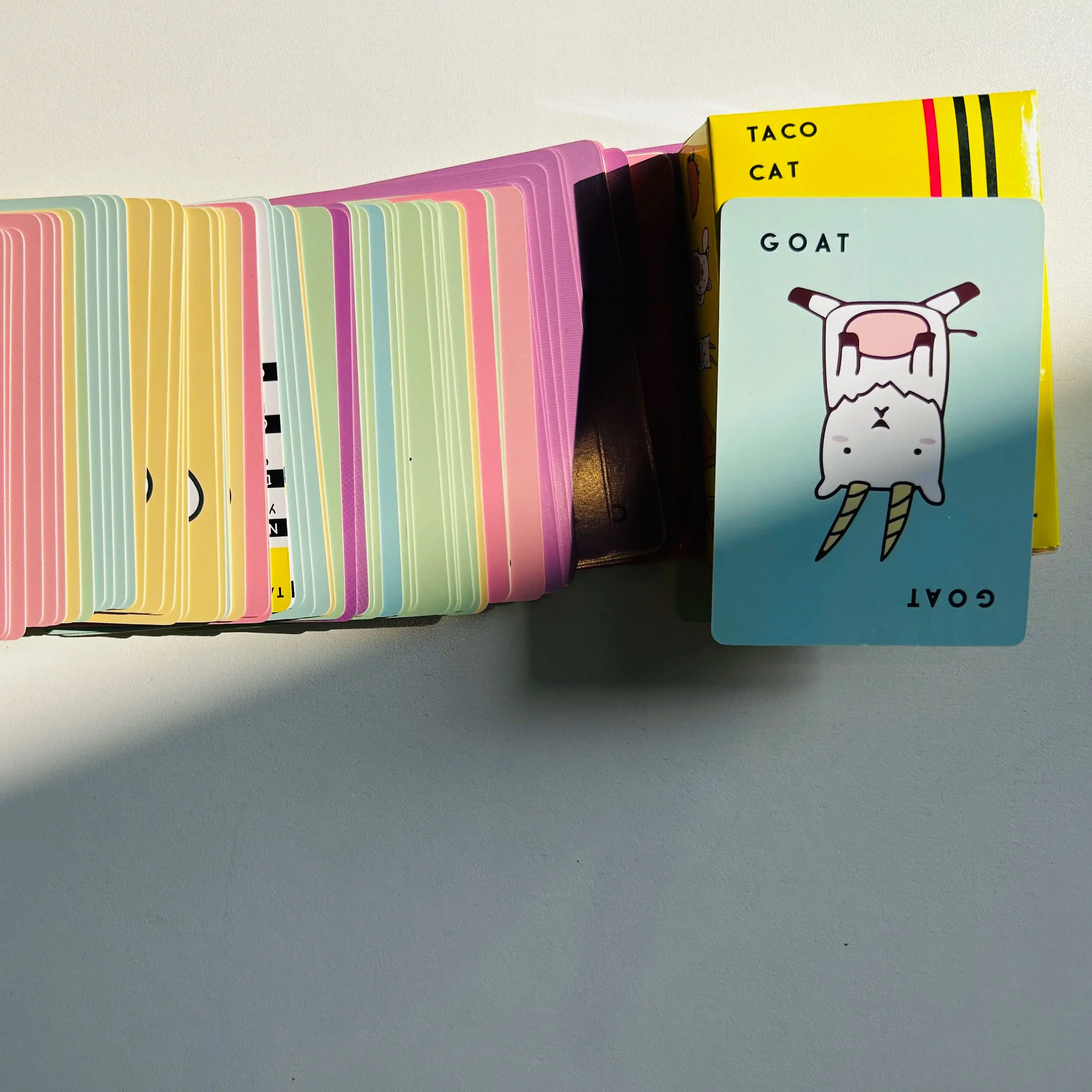 פיצה גבינה של עזים וחתול טאקו: משחק חגיגי ידני ויראלי - המשחק המצחיק 'חכה, פשוט התפשטתי לעז' משחק קלפים